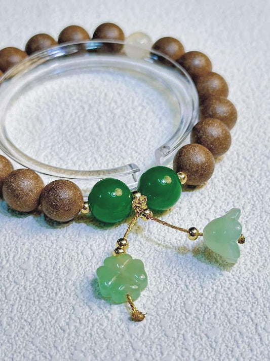 Natural jade bracelet with agarwood incense bead